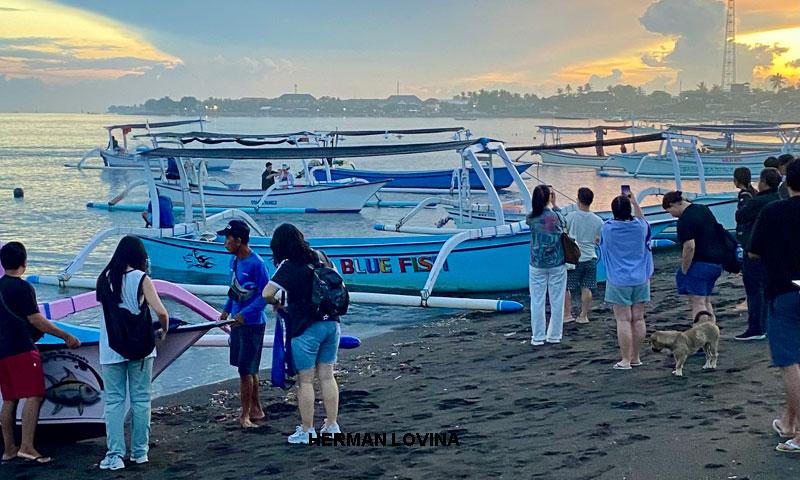 boat dock at lovina beach